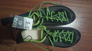 Arnés de escalada azul y piés de gato mujer