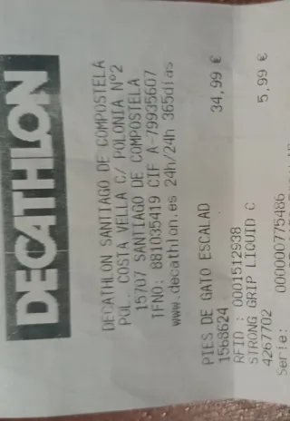 Arnés de escalada azul y piés de gato mujer