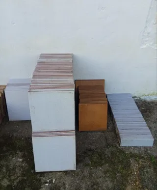 Baldosas blancas, marrones y zócalos grises