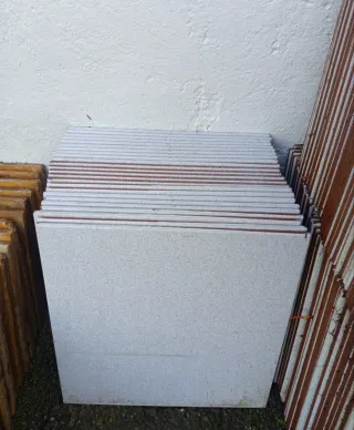 Baldosas blancas, marrones y zócalos grises