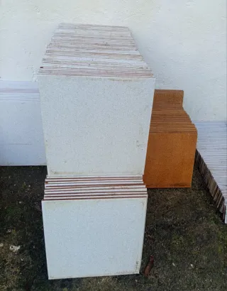 Baldosas blancas, marrones y zócalos grises