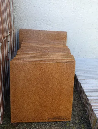 Baldosas blancas, marrones y zócalos grises