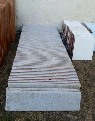 Baldosas blancas, marrones y zócalos grises