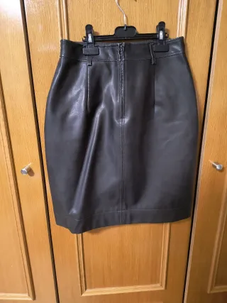 Falda de cuero negra
