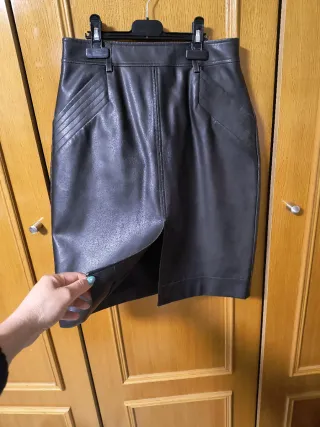 Falda de cuero negra