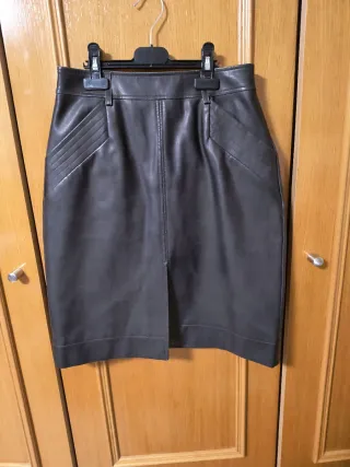Falda de cuero negra
