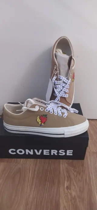 Converse Marrones con fresa bordada