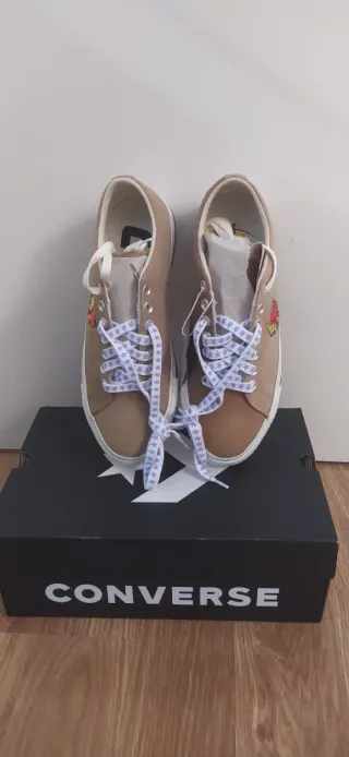 Converse Marrones con fresa bordada