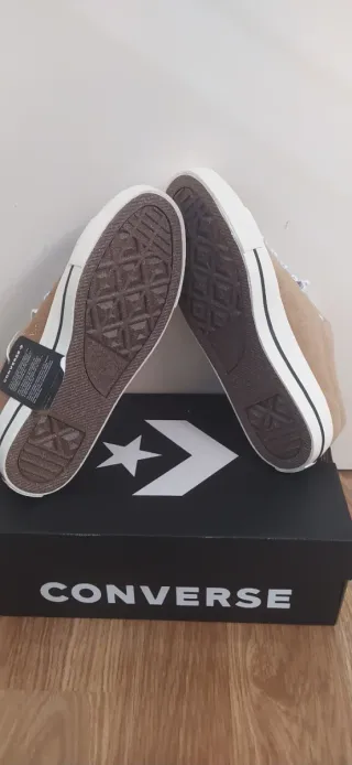 Converse Marrones con fresa bordada