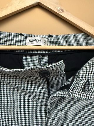 Pantalón vestir pitillo estampado pecho paloma