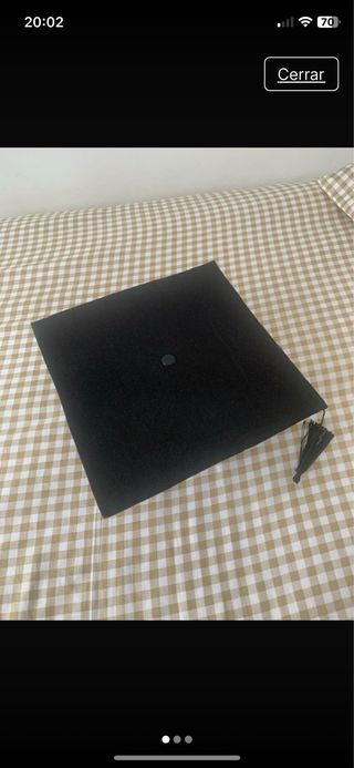 Birrete de graduación negro