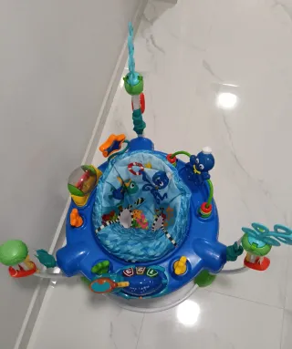 Saltador para bebé con juguetes
