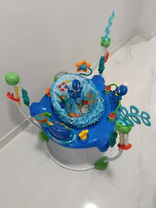 Saltador para bebé con juguetes