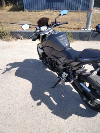 Suzuki GSR 750