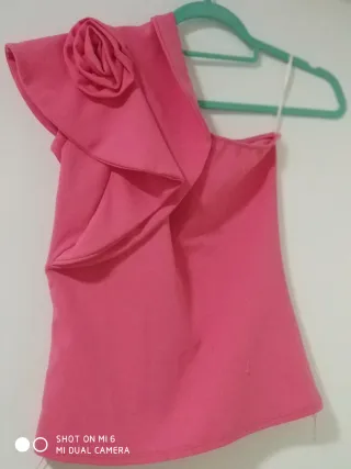 Top fiesta rosa con flor