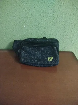 Riñonera con estampado geométrico