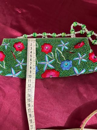 Bolso de fiesta con abalorios y flores