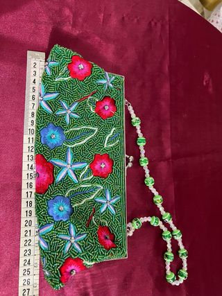 Bolso de fiesta con abalorios y flores