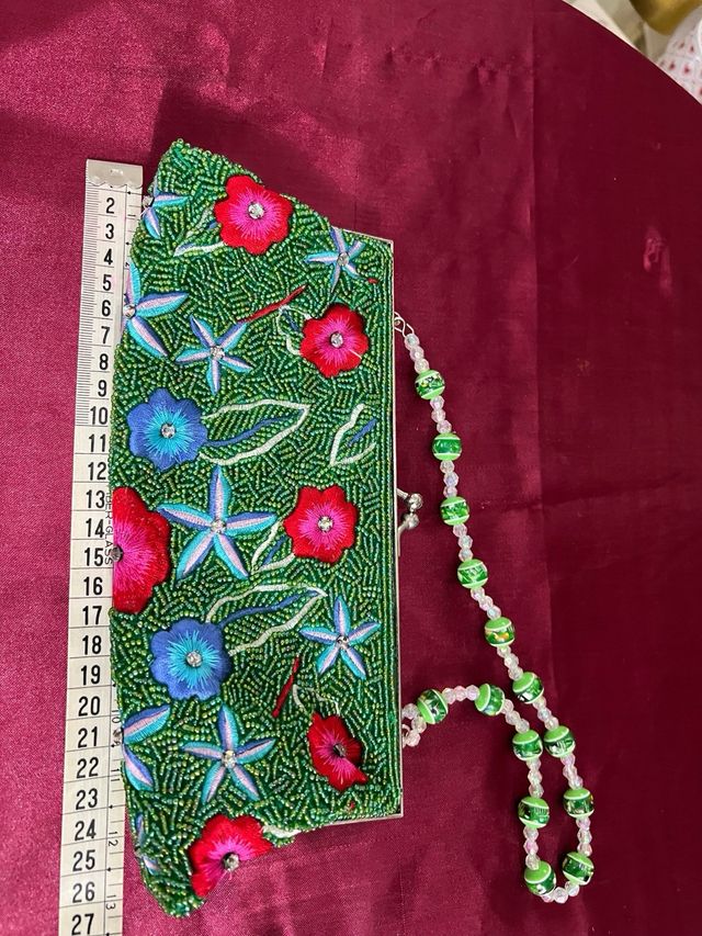 Bolso de fiesta con abalorios y flores