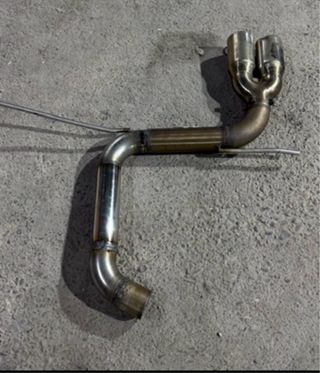 Tramo final escape Golf V con colas