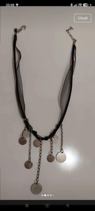 Collana con nappe e nastrino nero