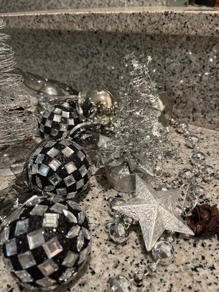 Bolas de Navidad Plateadas y Negras