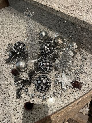 Bolas de Navidad Plateadas y Negras