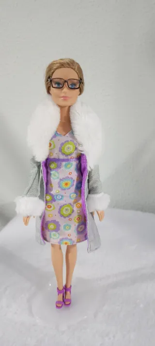 Barbie con vestido floral y abrigo