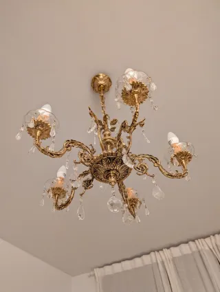 Lámpara de techo y mesita diseño clásico