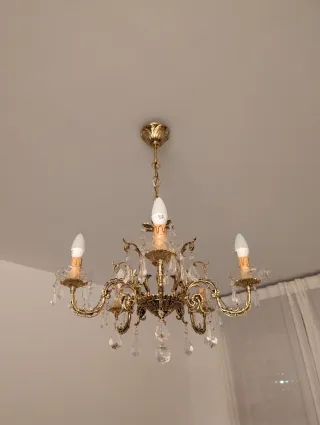 Lámpara de techo y mesita diseño clásico