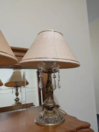 Lámpara de techo y mesita diseño clásico