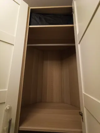 Armario esquinero Ikea Pax con puerta de madera