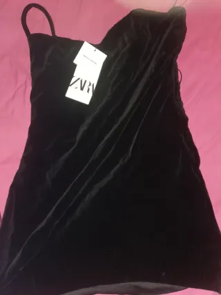 Vestido Zara Negro Terciopelo con la etiqueta