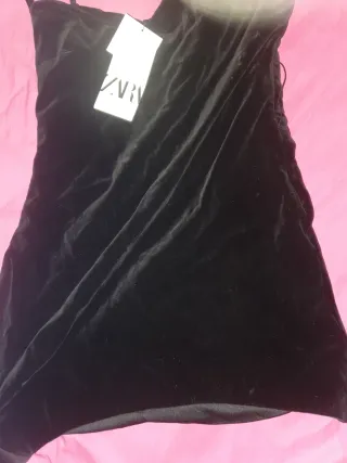 Vestido Zara Negro Terciopelo con la etiqueta