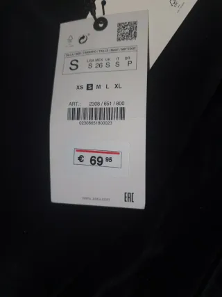 Vestido Zara Negro Terciopelo con la etiqueta