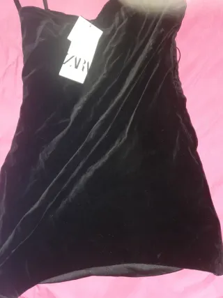 Vestido Zara Negro Terciopelo con la etiqueta