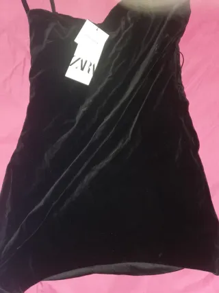 Vestido Zara Negro Terciopelo con la etiqueta