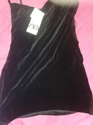 Vestido Zara Negro Terciopelo con la etiqueta