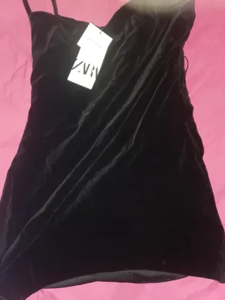 Vestido Zara Negro Terciopelo con la etiqueta