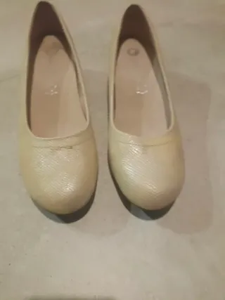 Zapatos planos mujer beige y oro