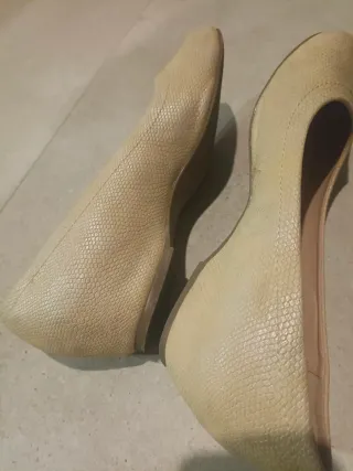 Zapatos planos mujer beige y oro