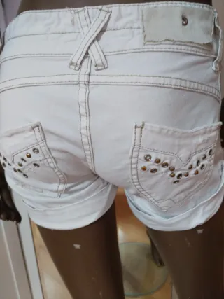 Pantalón corto vaquero blanco sucio,tirando  crema