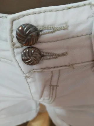 Pantalón corto vaquero blanco sucio,tirando  crema