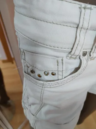Pantalón corto vaquero blanco sucio,tirando  crema