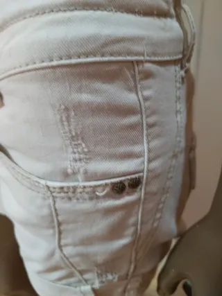 Pantalón corto vaquero blanco sucio,tirando  crema
