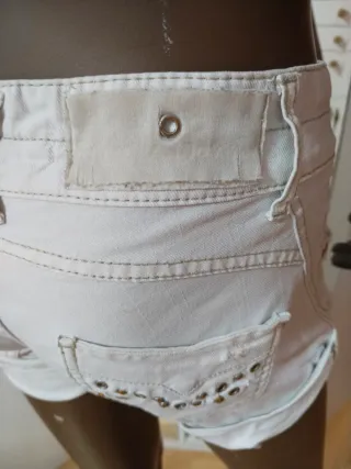 Pantalón corto vaquero blanco sucio,tirando  crema