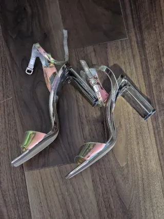 Sandalias de tacón plateadas holográficas