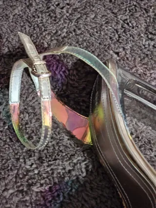 Sandalias de tacón plateadas holográficas