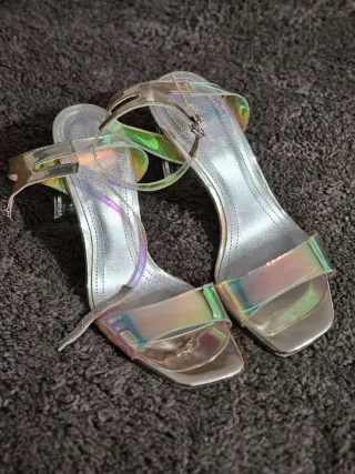 Sandalias de tacón plateadas holográficas