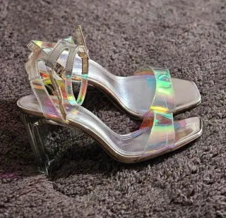 Sandalias de tacón plateadas holográficas